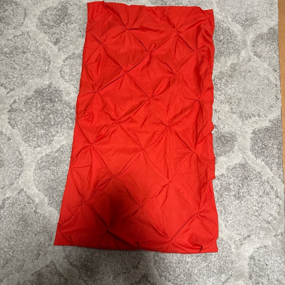 NESTL ,,Charcoal Diamond Tuck Stitch" RED Euro Pillow Sham …73